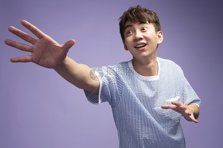 惊奇紫色背景成年人青年男人伸手