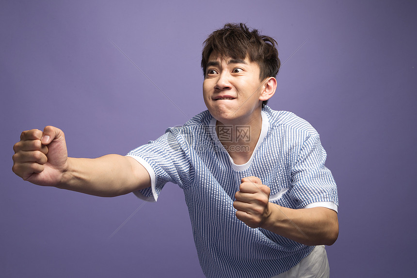 20多岁人的嘴亚洲人青年男人伸手图片