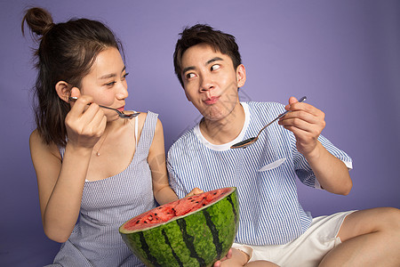 时尚青年男女吃西瓜图片