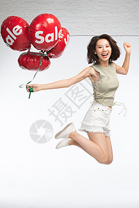垂直构图打折无忧无虑快乐的年轻女孩拿着气球图片