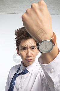 恐惧核对时间手表戴着腕表的商务青年男人图片