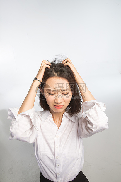 挠头生气人面部表情痛苦的青年女人