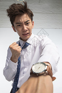 商务人士情绪压力幽默戴着腕表的商务青年男人图片
