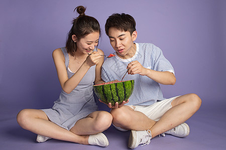 时尚青年男女吃西瓜图片