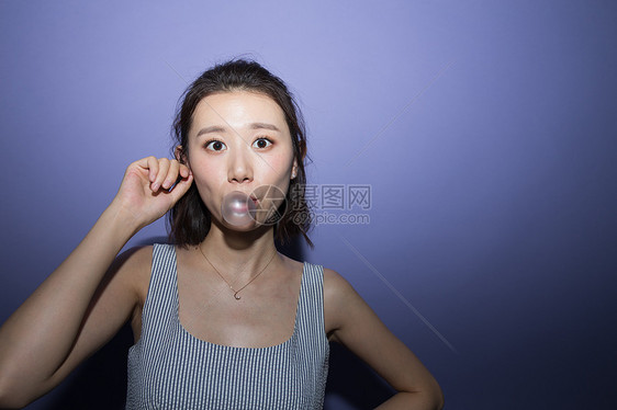 仅一个青年女人放松姿势青年女人嚼口香糖图片