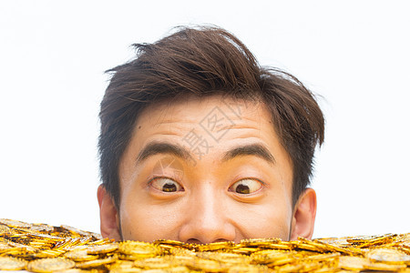 25岁到29岁亚洲人见钱眼开青年男人和金币图片