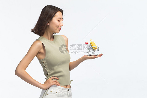 自信亚洲幸福青年女人手托着购物车图片