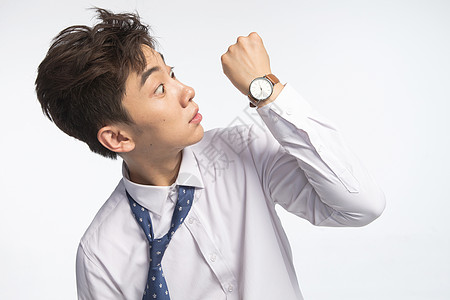 烦恼仅一个人努力戴着腕表的商务青年男人图片