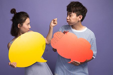 清纯唯美人惊喜男朋友时尚青年男女拿着对话框背景