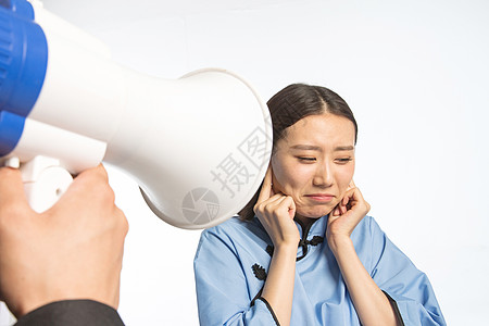 爱发号施令的面部表情两个人复古青年男女使用扩音器呼喊图片素材