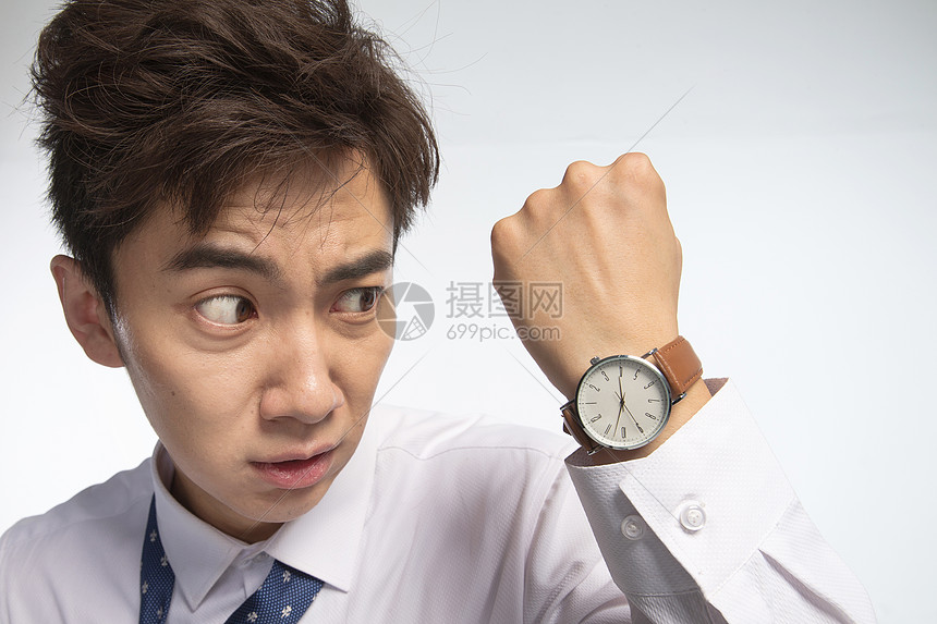 面部扭曲坏消息忧虑戴着腕表的商务青年男人图片