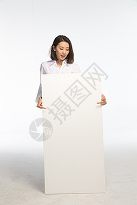 垂直构图亚洲人仅一个青年女人商务青年女人和白板图片