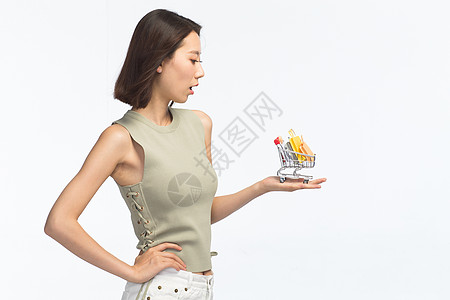 面部表情亚洲休闲活动青年女人手托着购物车图片