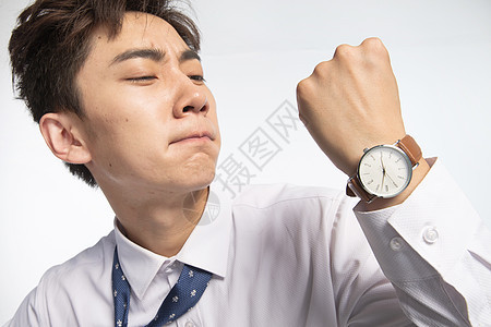 活力人东方人戴着腕表的商务青年男人图片