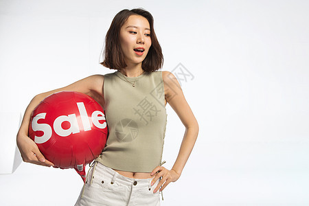 肖像亚洲人可爱的快乐的年轻女孩拿着气球图片