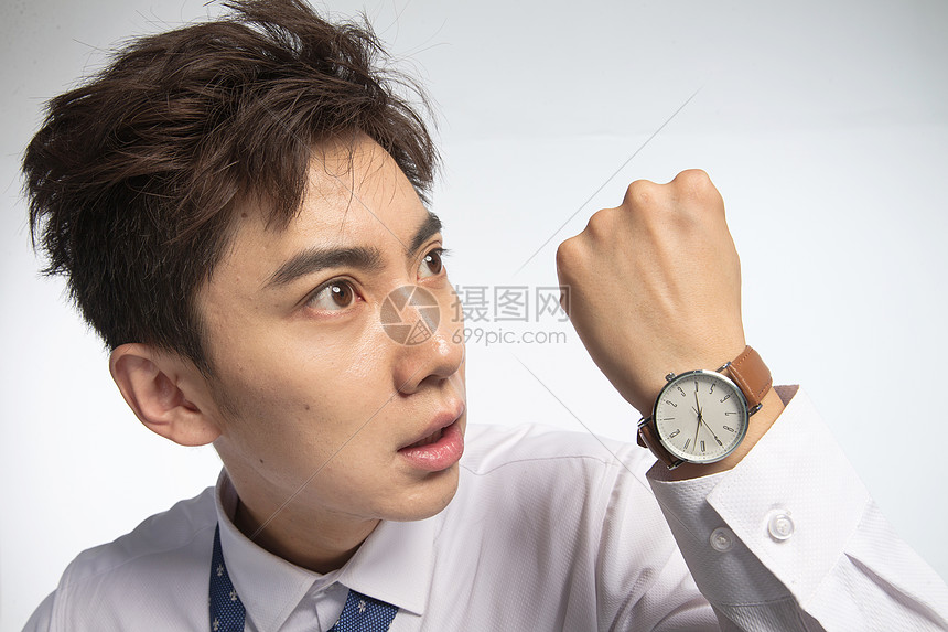 戴着腕表的商务青年男人图片