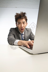 压力亚洲电脑疲劳的商务青年男人图片