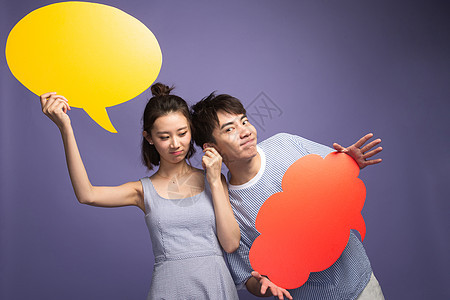 亚洲人信心两个人时尚青年男女拿着对话框图片