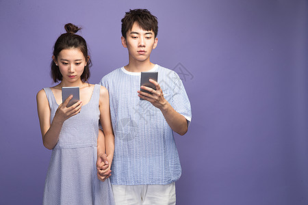 交流方式互联网发短信各自玩手机的青年情侣图片