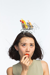 垂直构图亚洲自由年轻女孩头顶购物车图片