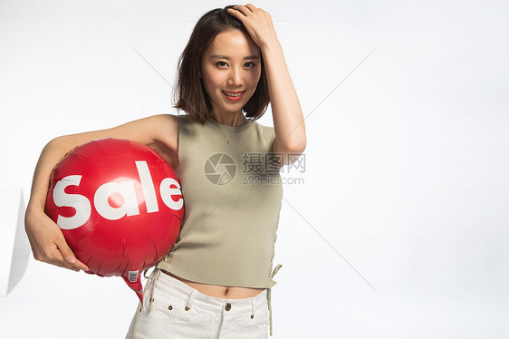 英文字母成年人表情快乐的年轻女孩拿着气球图片