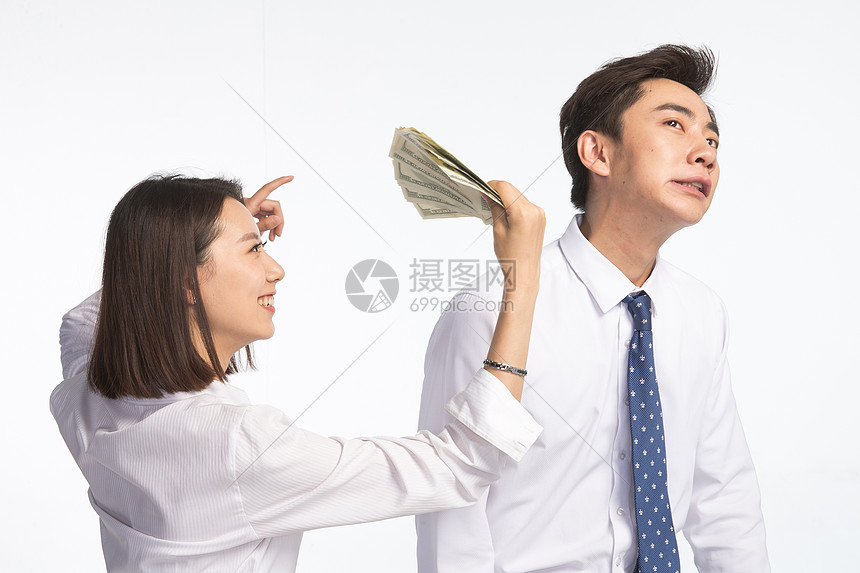 青年女人金融商务青年男女拿着美元图片