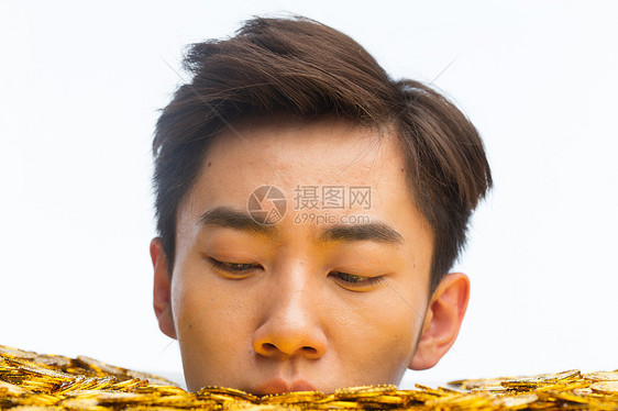 影棚拍摄储蓄仅一个青年男人青年男人和金币图片