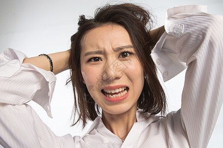 伤心的女人挫败哭人面部表情痛苦的青年女人背景