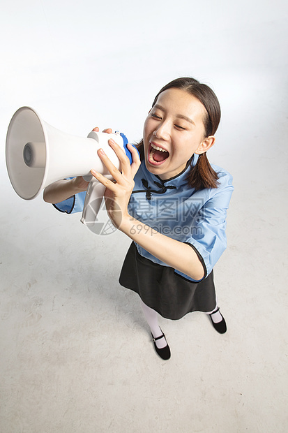 青年文化传统服装学生复古青年女人使用扩音器图片