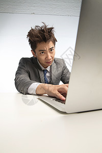 表情面部表情计算机疲劳的商务青年男人图片