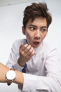 个亚洲人挫败戴着腕表的商务青年男人图片
