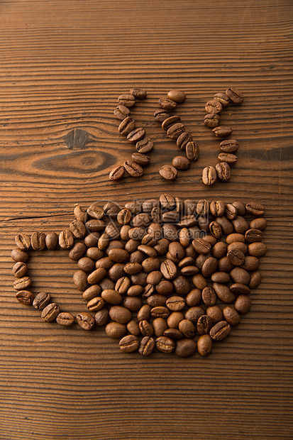 丰富创造力咖啡豆堆成的水杯图片