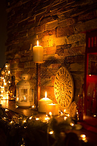 壁炉上的蜡烛图片