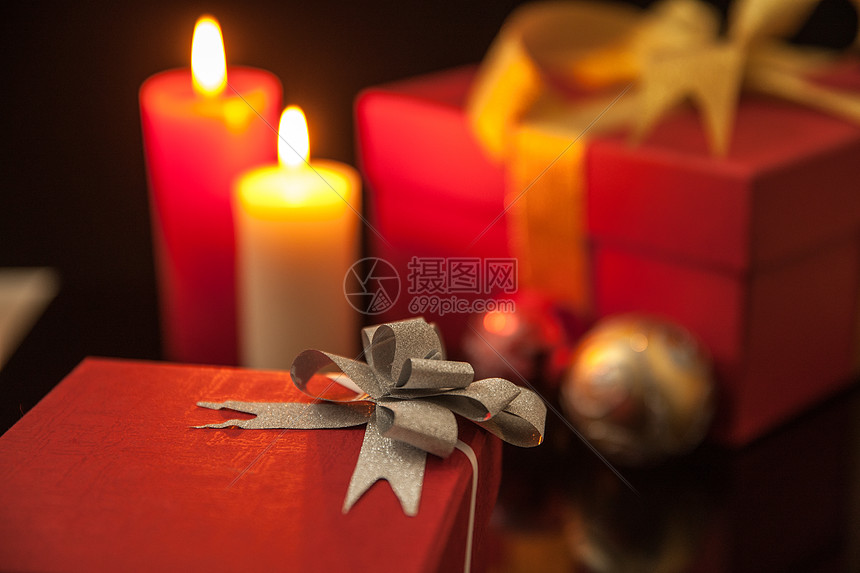 庆祝礼品盒与蜡烛图片