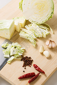 高视角彩色图片垂直构图炒圆白菜的食材图片