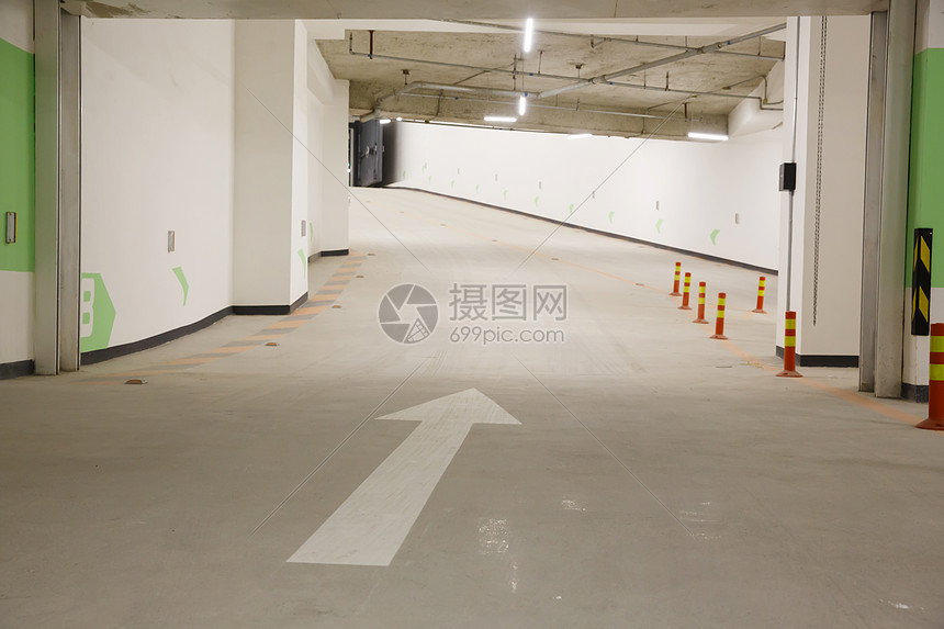 路标指示地下停车场图片