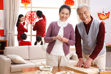 女孩和饺子食品新年前夕三代同堂快乐家庭过新年包饺子背景