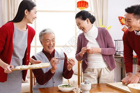 彩色饺子彩色图片节日起居室快乐家庭过新年包饺子背景