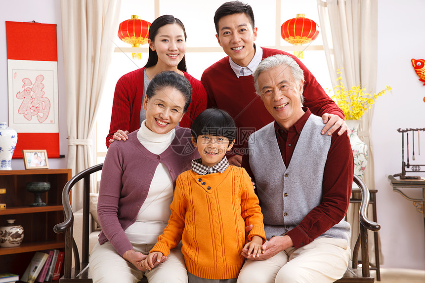 青年女人男人五个人快乐家庭过新年图片