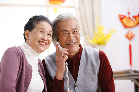 健康成年人老年男人老年夫妇新年打电话图片