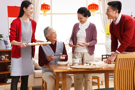 亚洲人食品50多岁快乐家庭过新年包饺子图片