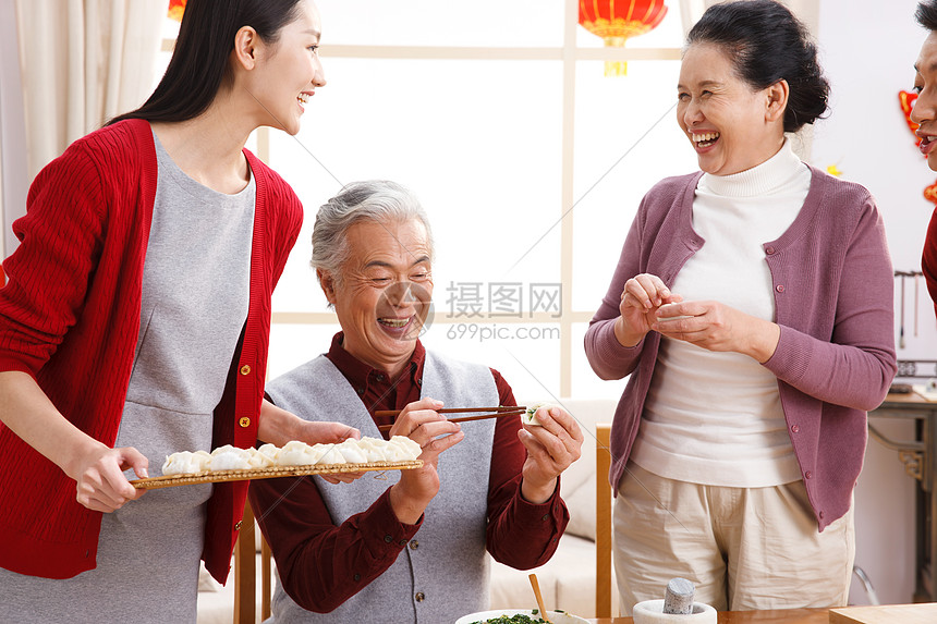 青年女人年夜饭女人快乐家庭过新年图片