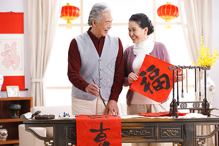中国毛笔温馨幸福愉悦老年夫妇新年写春联背景