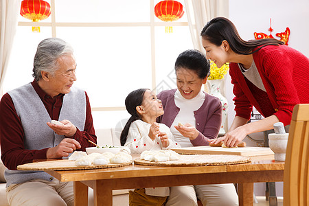 女孩和饺子文化70多岁水平构图快乐家庭过新年包饺子背景