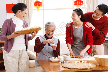 老年女人50多岁欢乐快乐家庭过新年包饺子图片