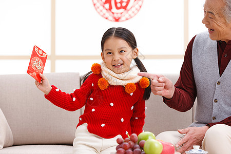 童年温馨新年前夕小女孩和爷爷过新年图片