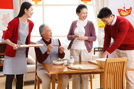 青年男人元素50多岁快乐家庭过新年包饺子图片