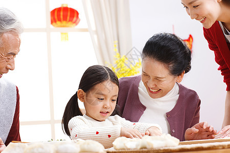 庆祝新年前夕团圆饭快乐家庭过新年包饺子图片