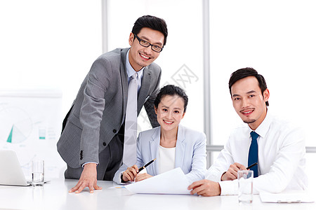 三个人新创企业坐着商务男女在会议室工作背景
