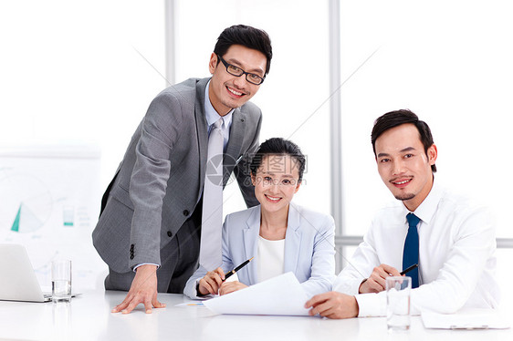 三个人新创企业坐着商务男女在会议室工作图片